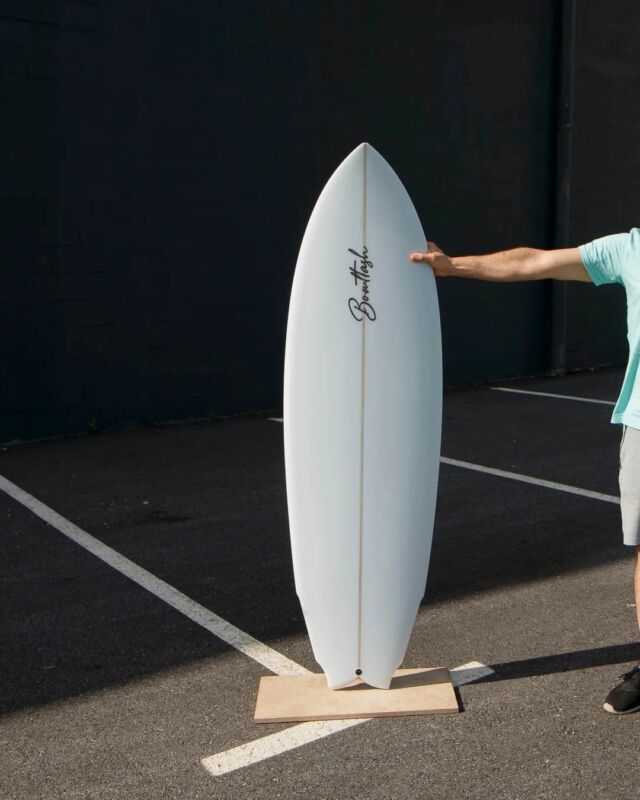 STRATØ // Diseñada para aportar línea y realizar giros explosivos. 
Para Carlos Villarín @12villarin en 5’7 x 19”2/8 x 2“1/4.
.
.
.
#Bowltash #BowltashSurfboards #handshaped #handmadesurfboards #customsurfboards #surfboard  #madewithrock #Galicia #madeineurope  #surfboardshaper #surfporn #boardporn #surfspain