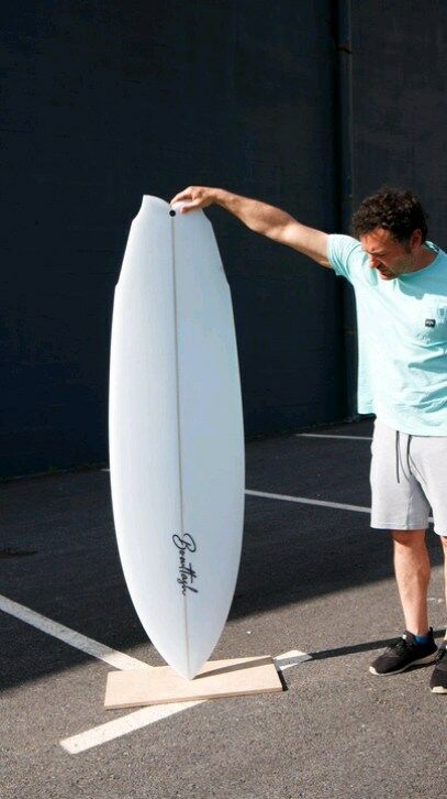 STRATØ // Diseñada para aportar línea y realizar giros explosivos. 
Para Carlos Villarín @12villarin en 5’7 x 19”2/8 x 2“1/4.
.
.
.
#Bowltash #BowltashSurfboards #handshaped #handmadesurfboards #customsurfboards #surfboard  #madewithrock #Galicia #madeineurope  #surfboardshaper #surfporn #boardporn #surfspain