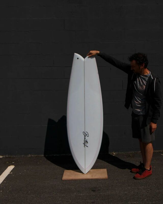 MODERN TWIN FISH // Sensaciones retro, giros firmes.
Más radio de giro y libertad, para todo tipo de olas y  tamaño hasta metro y medio.

Para Cristian @cristiancalorguez en 5'7 x 20"1/2 x 2”5/8.
.
.
.
#Bowltash #BowltashSurfboards #handshaped #handmadesurfboards #customsurfboards #surfboard  #madewithrock #Galicia #madeineurope #twinfish #twinfin #twinfinfish #twinfinsurfboard #modernfish #fishsurfboard #surfboardshaper #Galiciacalidade #surfporn #boardporn #surfspain