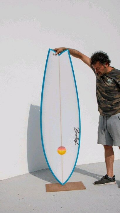 CUSTOM MODERN TWIN // Veranillo de San Miguel 🌞
Líneas clásicas, surf moderno para Alicia @sereadosmares en 5’7 x 20” 1/2 x 2”11/16.
.
.
.
#BowltashSurfboards #Bowltash #surfboard #twinfinfish #twinfinsurfboard #handmadesurfboards